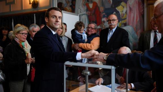 Macron votando este domingo en un colegio de Le Touquet. 