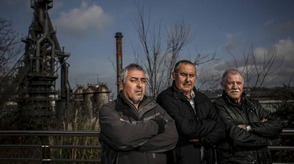 José Luis Tarrío, Roberto González y Juanjo Ruiz posan delante del último vestigio de Altos Hornos de Vizcaya #en Sestao. 