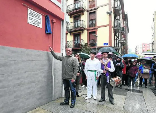 El concejal Arrizen Monasterio descubre la placa, entre las calles Obieta y Jado. 