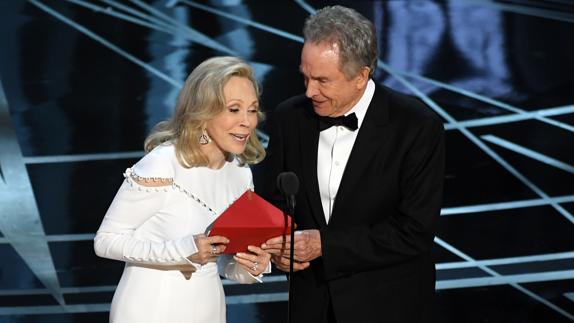 Faye Dunaway con Warren Beatty en los Oscar. AFP