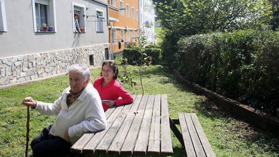 José María y Raquel, en una de las zonas verdes que temen perder. 