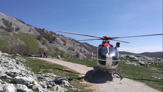 El helicóptero de la Ertzaintza trasladó al hospital de Galdakao al vizcaíno herido en el Aizkorri.