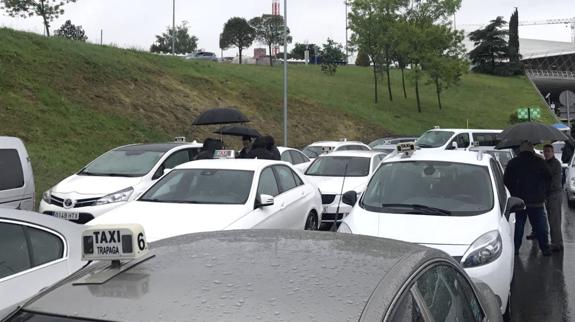 Concentración de taxistas en el aeropuerto.