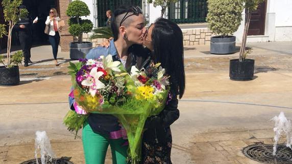 Jimena Rico y Shaza Ismail se besan a las puertas del Ayuntamiento de Torrox.