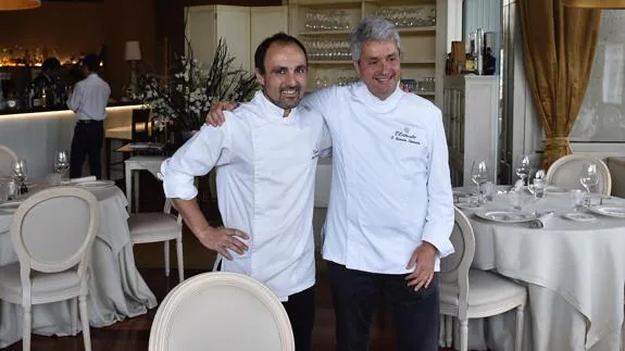 Canales, con el chef Mikel Población, con el que compartirá su nuevo proyecto gastronómico. /LUIS ÁNGEL GÓMEZ 