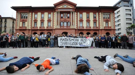 Cientos de personas condenaron ayer en Eibar el asesinato de Rakel López y su hijo.