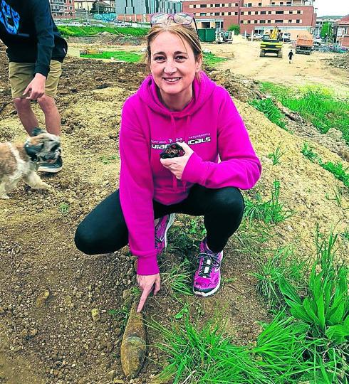 La madre de Iraitz posa con el proyectil en la zona de obras. 