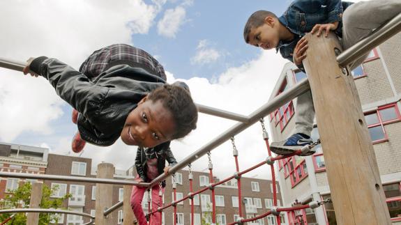 La capital neerlandesa promueve el juego activo al aire libre frente a los videojuegos, el móvil o la tele.