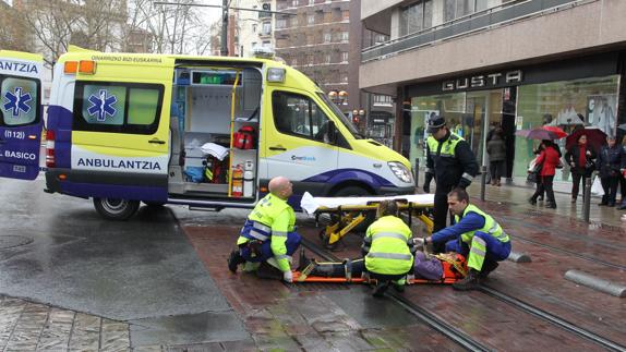 Sanitarios auxilian a una víctima de atropello, en Vitoria.
