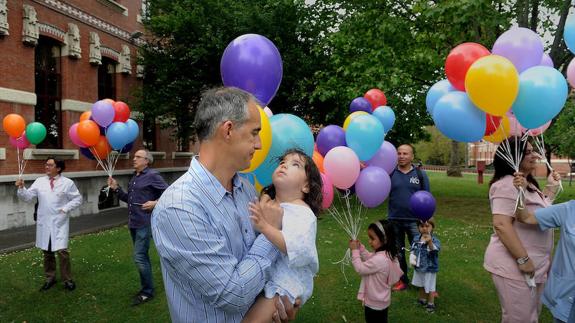 Los niños han soltado 200 globos.