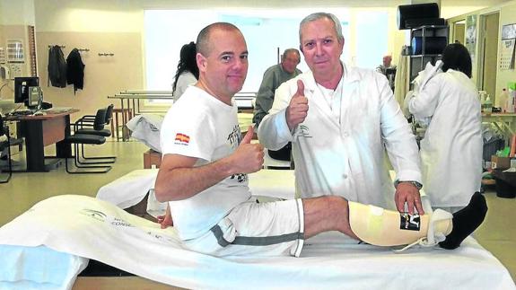 Antonio Maeso, en la camilla junto al fisioterapeuta Alberto Collado, vital en su recuperación .