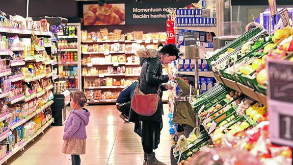 Una familia hace la compra en un supermercado de Indautxu.