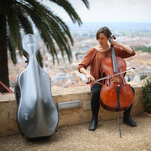 Kathleen Balfe posa en los jardines del Auditorio Manuel de Falla, en la colina de la Alhambra, donde tiene su sede la Orquesta Ciudad de Granada. 