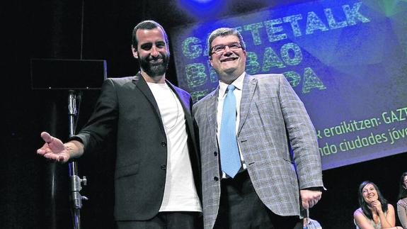 Mirik Milan se reunió con Juan Mari Aburto en Bilborock durante el seminario ‘Gaztetalk ocio’.