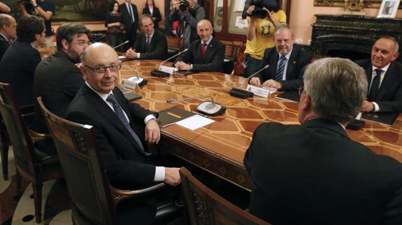 Montoro mira a la cámara durante la reunión con representantes vascos sobre el Cupo. 