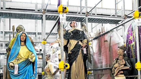 Tallas de santos se amontonan en las estanterías de la nave de Cittaducale que acoge los tesoros afectados por los terremotos.