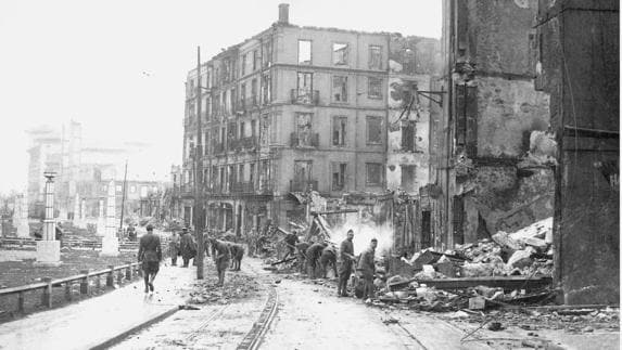 Edificios de Bilbao, en ruinas durante la Guerra Civil.