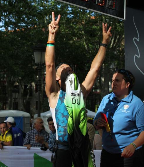 Patxi Martínez Gorostiza celebra su llegada con los brazos en alto. 