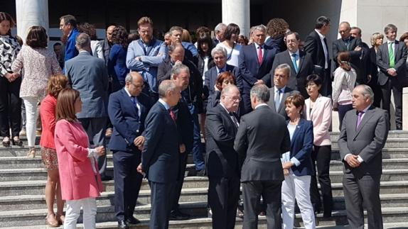 Urkullu muestra sus condolencias al cónsul de Reino Unido en presencia de los consejeros del Gobierno vasco.