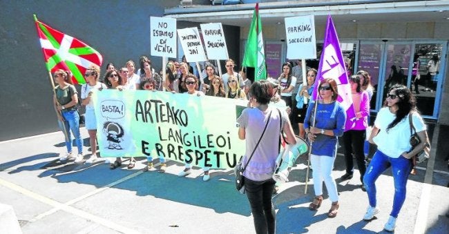 Una treintena de empledas se concentraron ayer con pancartas para solicitar «respeto» a sus convenios.  
