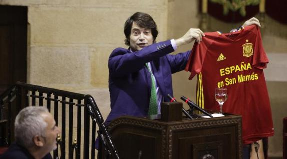 El portavoz del PP, Javi Ruiz, ha mostrando una camiseta del combinado nacional en el estrado.