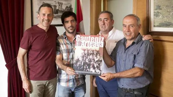 El autor del libro con el alcalde y miembros de Aranzadi.