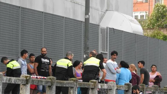 Vecinos de Zorroza se examinan los daños causados por el incendio.