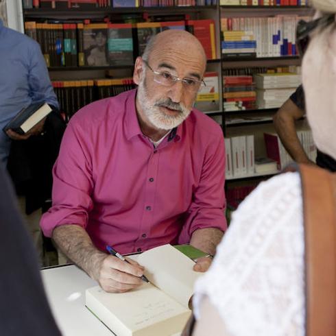 Fernando Aramburu, firmando ayer ejemplares en la Feria del Libro de Madrid desde las once de la mañana.