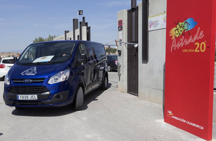 El furgón funerario con los restos de Beatriz abandona el centro donde fue asesinada.