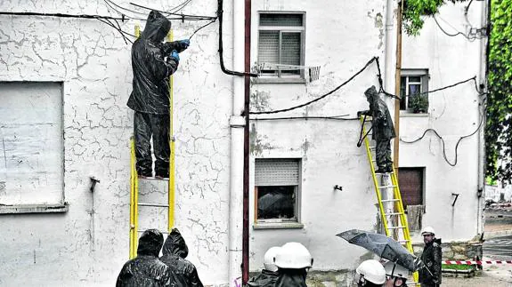 Técnicos de Iberdrola, durante el corte del suministro eléctrico hace dos semanas. 