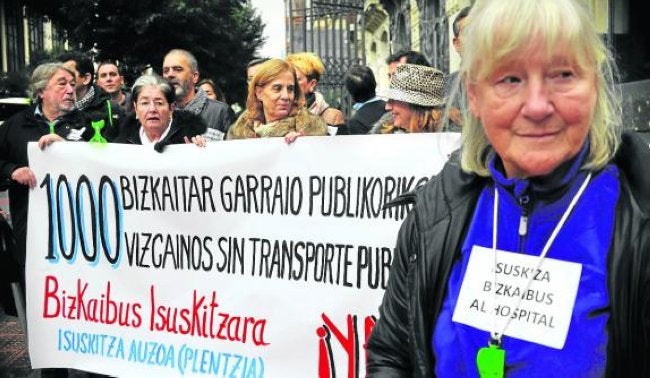 Los vecinos, durante una protesta ante las Juntas Generales, solicitando que Bizkaibus les lleve al cercano hospital de Urduliz. 