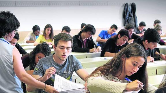 En Bizkaia se examinarán 4.934 alumnos, en Álava 1.350 y 3.710 en Gipuzkoa.