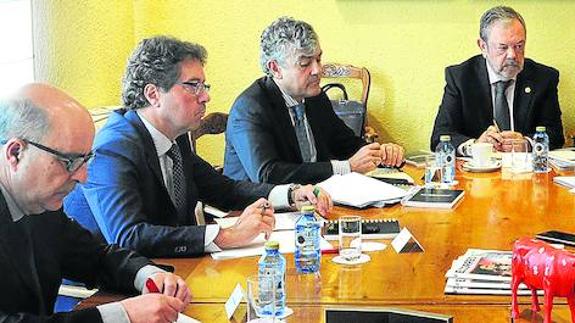 La reunión. Los participantes, durante el debate en EL CORREO el pasado miércoles.
