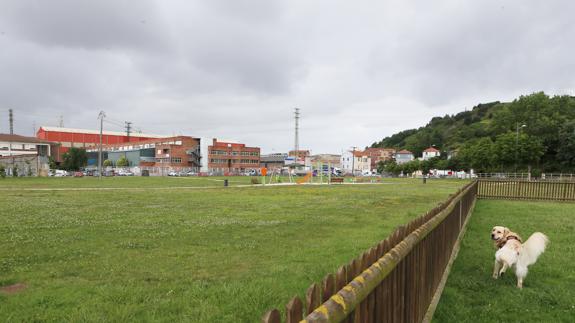 El terreno, de propiedad municipal, fue cedido por el Ayuntamiento a Azpiegiturak. 