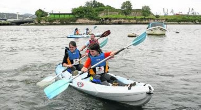 Los vecinos podrán surcar la ría en piragua los sábados y domingos, de 10 a 14 horas, desde el embarcadero de Altzaga. 