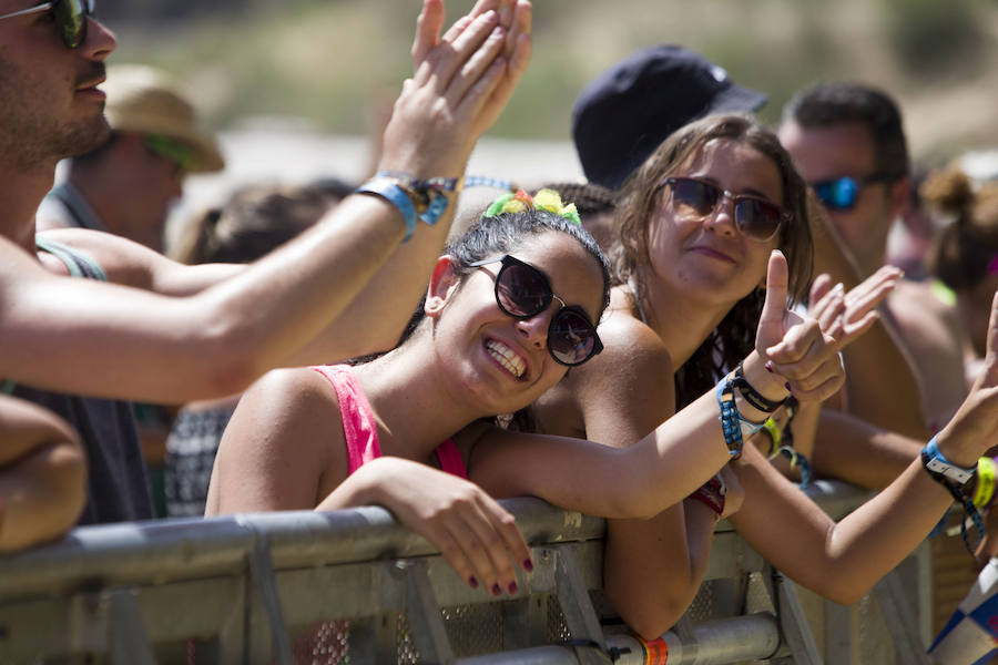 Dos chicas disfrutan de un concierto en el festival Cabo de Plata, en Barbate. 
