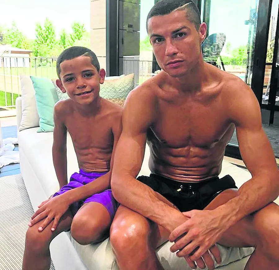 Cristiano Ronaldo, con su hijo, en la foto que compartió ayer con sus seguidores. 
