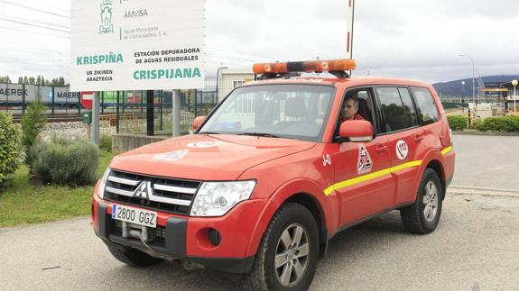 Un vehículo de bomberos sale de las instalaciones de la depuradora de Crispijana. 