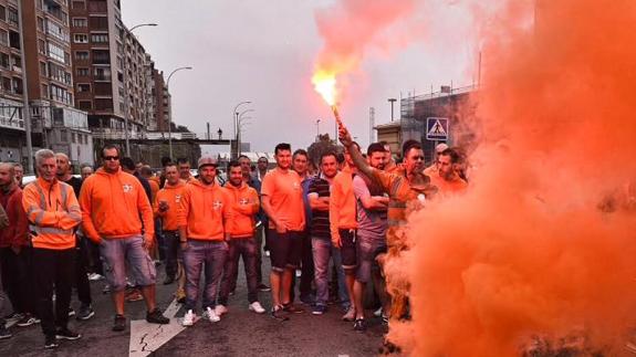 Los estibadores han prendido bengalas durante la concentración.