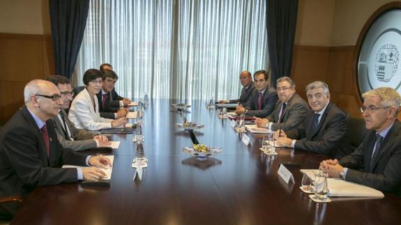 El ministro del Interior, Juan Ignacio Zoido, y la consejera vasca de Seguridad, Estefanía Beltrán de Heredia, durante la Junta de Seguridad que han celebrado en Vitoria.