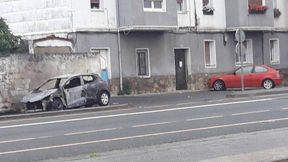 Estado en que quedó uno de los dos vehículos afectados por el fuego en Iurreta. Y. R.