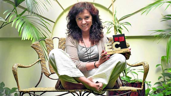 La poeta Elisa Rueda, con su trofeo como ‘Alavesa de Mayo’, en el hotel Ciudad de Vitoria. 