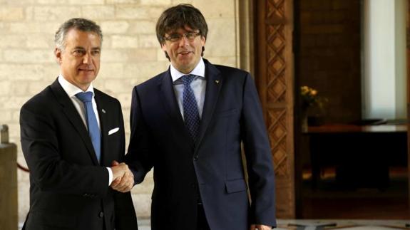 Urkullu y Puigdemont se saludan ante las cámaras.
