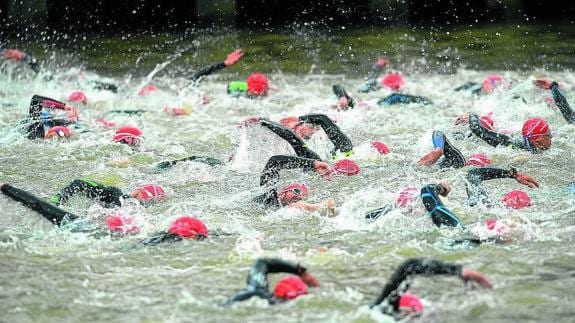 En la última edición del Bilbao Triathlon participaron 1.200 deportistas de doce países que tuvieron que zambullirse en la ría. 