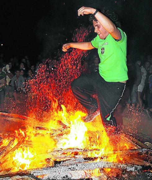 Un joven salta sobre la hoguera en Arriaga.