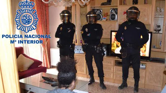 Agentes de la Policía Nacional, en una de las viviendas registradas.