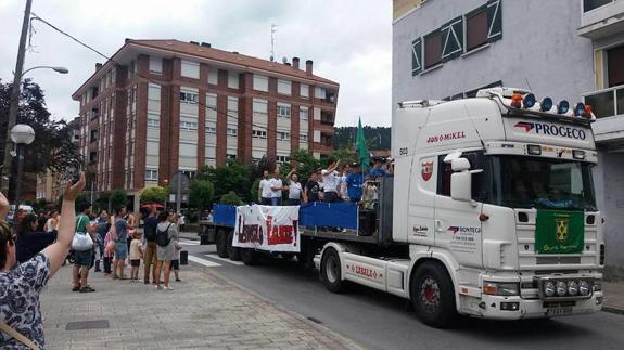 Los pelotaris celebraron la victoria por las calles de Usansolo.
