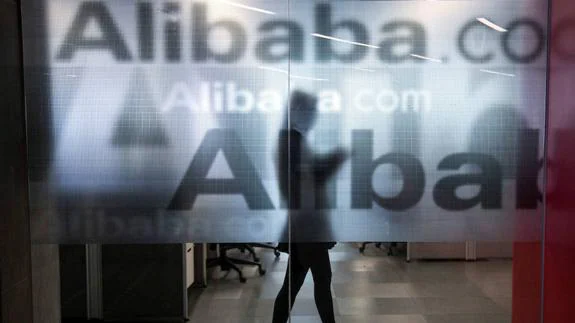 Trabajadora de Alibaba en las oficinas central del grupo en Hangzhou
