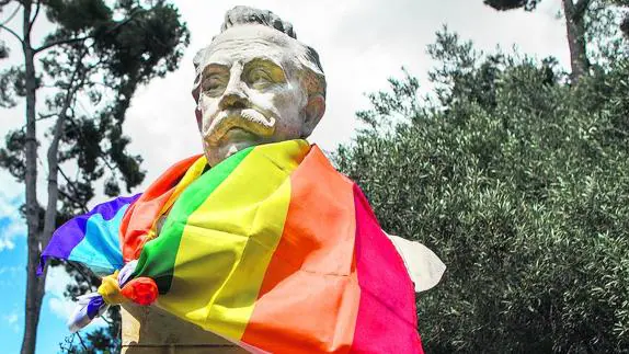 El busto del compositor Federico Chueca, que da nombre al barrio de Madrid, cubierto con una bandera del arco iris, símbolo del colectivo homosexual.