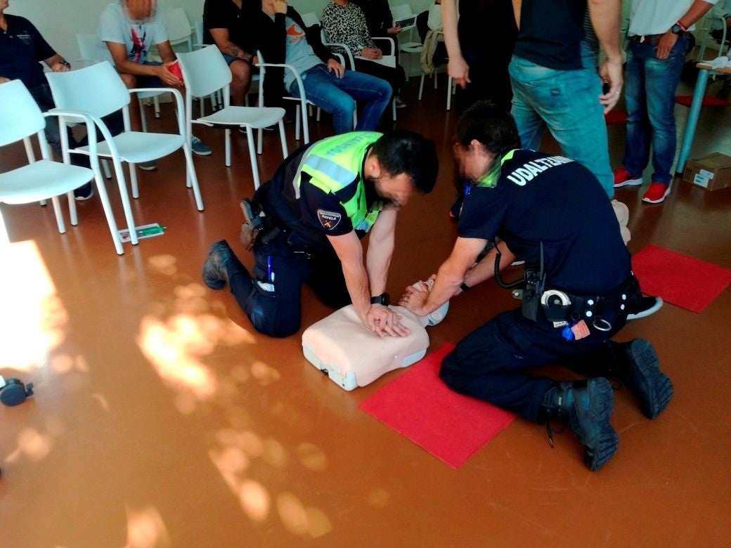 Dos agentes de Sopela se forman en el uso de defibriladores. 